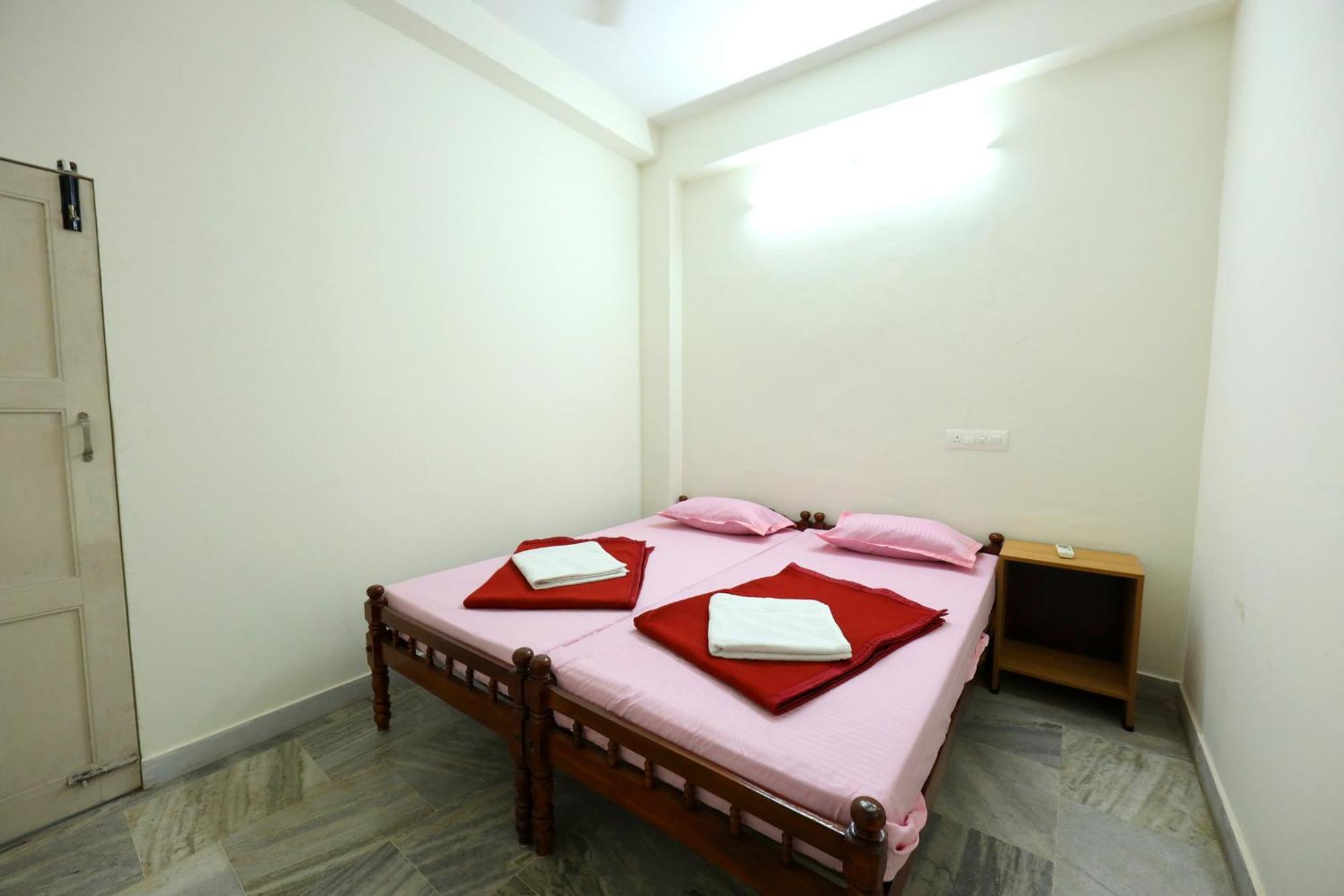 Temple View Residency Hotel Chottanikara Exterior photo